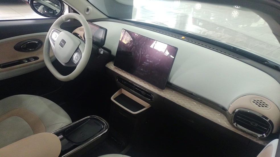 Jac Yiwei 3 tem cabine colorida e sem botões físicos — Foto: Redação Autoesporte