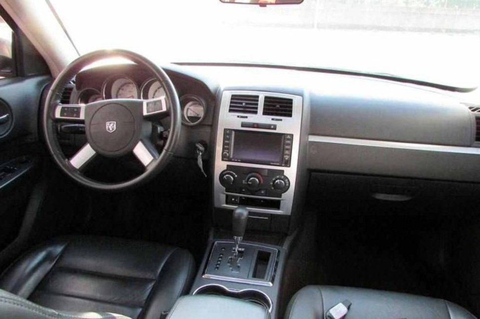 Dodge Charger com 253 cv e tração integral está à venda no Brasil (Foto: Reprodução / Superbid) — Foto: Auto Esporte