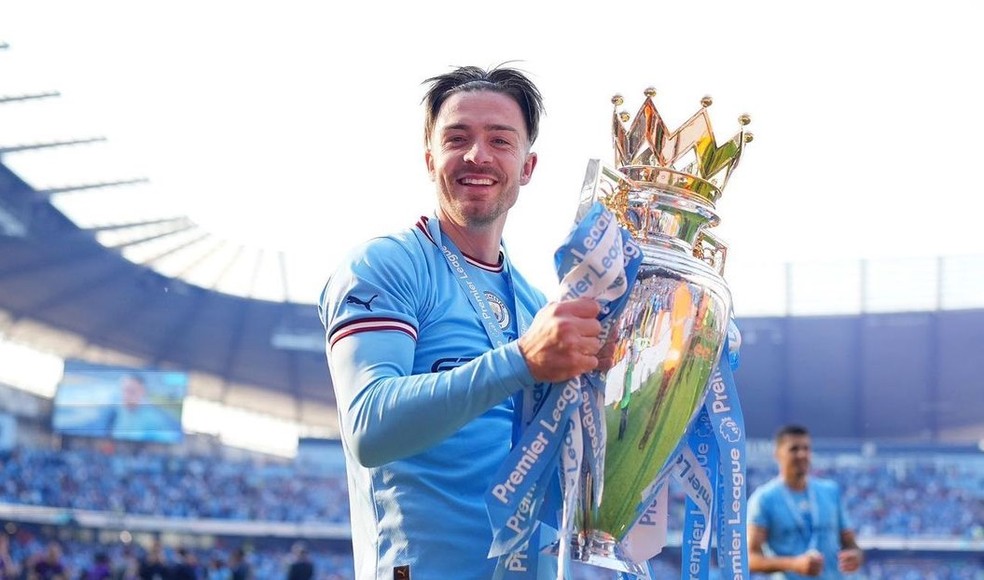 Jack Grealish com a taça de campeão da Premier League, o campeonato inglês — Foto: Reprodução/Instagram