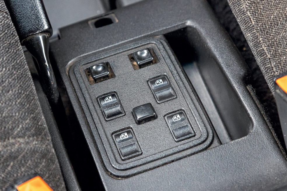 Para liberar espaço nas portas, a GM colocou as regulagens dos vidros e retrovisores elétricos no console central. Também há um reservatório para guardar fitas — Foto: Renato Durães/Auto News Brasil