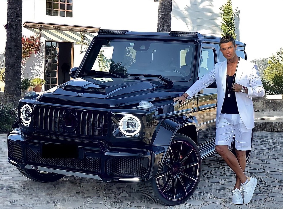 Cristiano Ronaldo tem um Mercedes Classe G Brabus na garagem  — Foto: Instagram 
