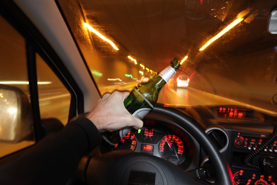 Dirigir bêbado; embriaguez; cerveja; volante; lei seca; álcool; acidente