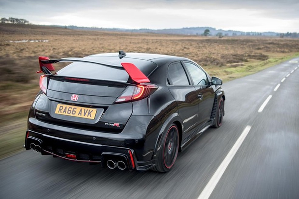 Enorme aerofólio tem laterais vermelhas no Type-R Black Edition (Foto: Divulgação) — Foto: Auto Esporte