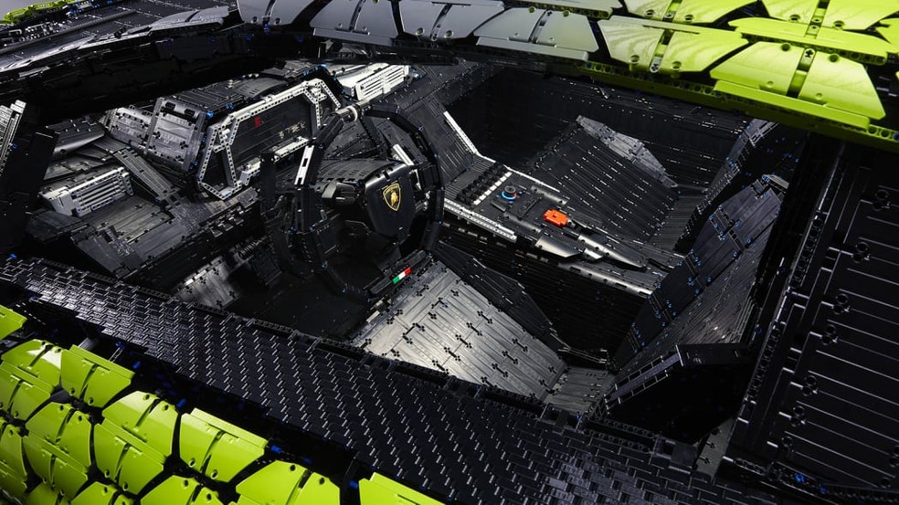 Interior da reprodução do Lamborghini Sián foi feito todo de Lego, impedindo que o carro seja dirigido — Foto: Divulgação
