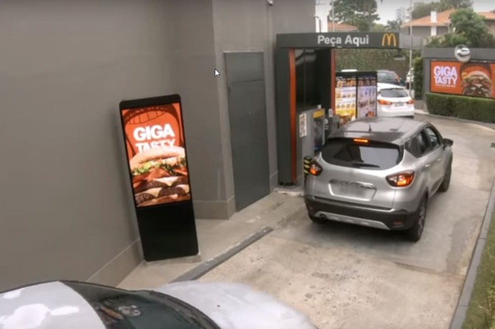 No Brasil serviços de drive-thru se resumem a lanchonetes como o McDonald's (Foto: Reprodução/Youtube) — Foto: Auto Esporte