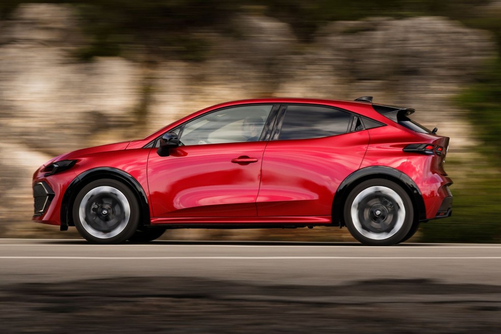 Renault Clio E-Tech une o motor 1.8 a gasolina a outros dois elétricos  — Foto: Divulgação