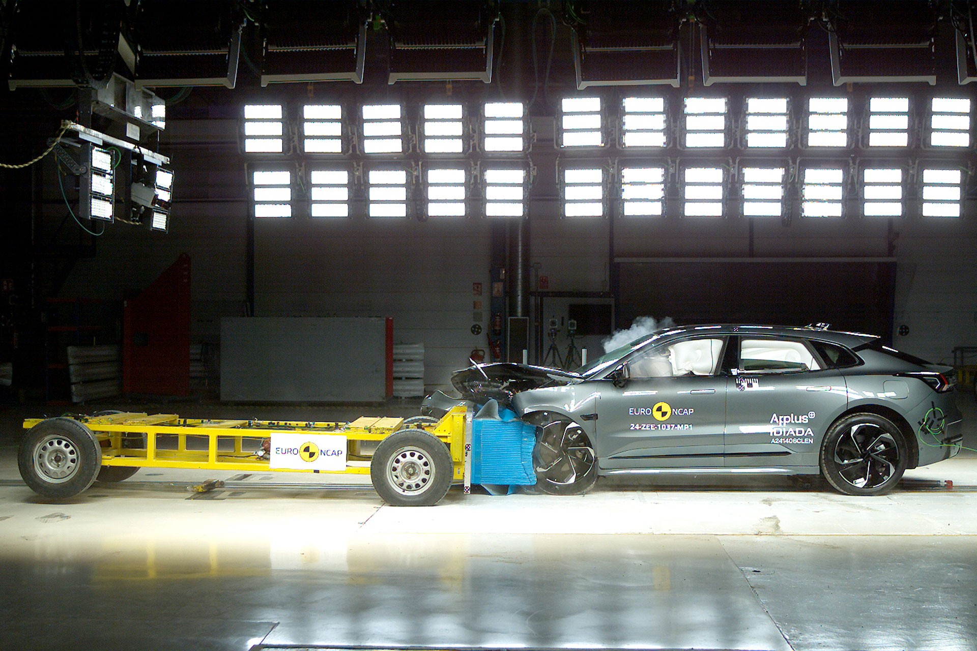 Zeekr 001 e X, confirmados no Brasil, têm nota máxima em teste de segurança