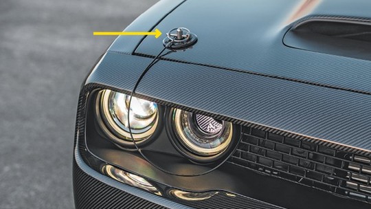 Para que servem aquelas presilhas e cabos no capô de alguns carros?