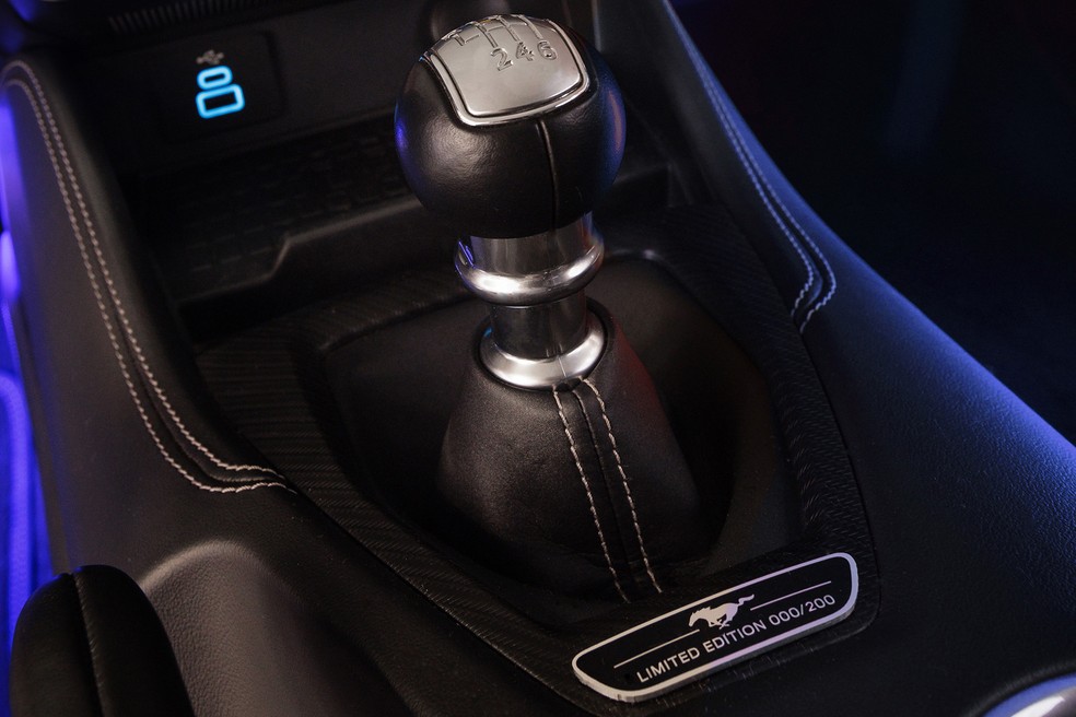 Ford Mustang manual tem engates curtos e precisos — Foto: Divulgação
