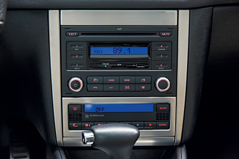 Famoso sistema  “double din” recebeu este nome por causa dos dois andares do rádio do VW Golf — Foto: Murilo Góes/Auto News Brasil
