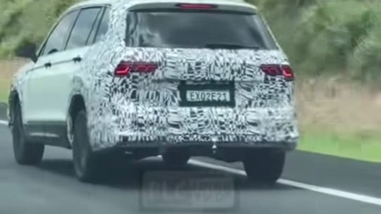 Nova picape Volkswagen roda disfarçada de Tiguan e com item da Strada