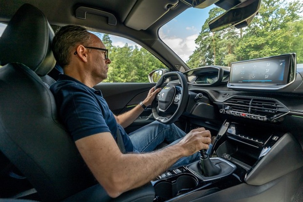 A direção é muito ágil, sensação ampliada pelo volante pequeno (Foto: Divulgação) — Foto: Auto Esporte