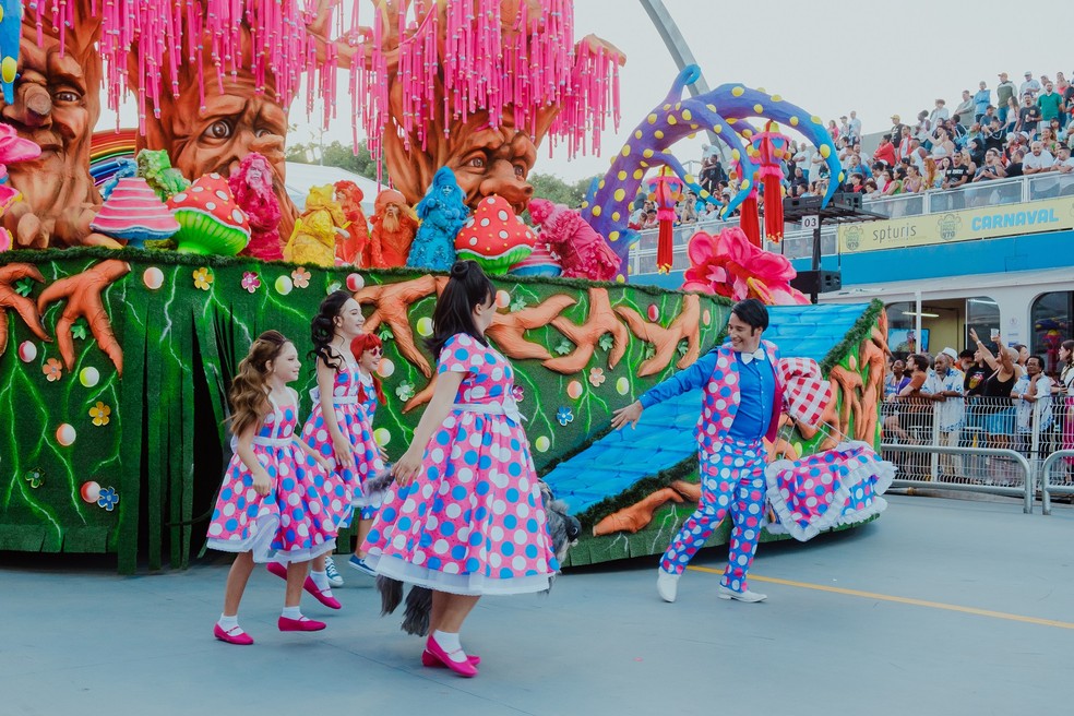 Alguns carros alegóricos têm motores a combustão, mas empurrar é mais confiável — Foto: Bruno Pompeu/Rosas de Ouro