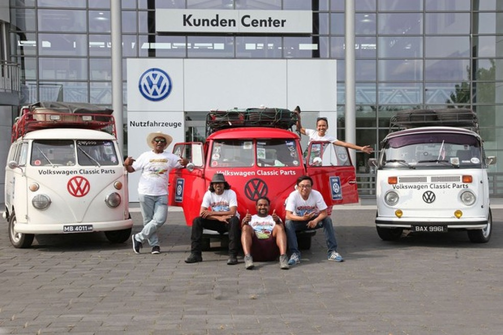 Grupo de malaios vai de Kombi da Malásia até a fábrica de Hannover (Foto: Divulgação) — Foto: Auto Esporte