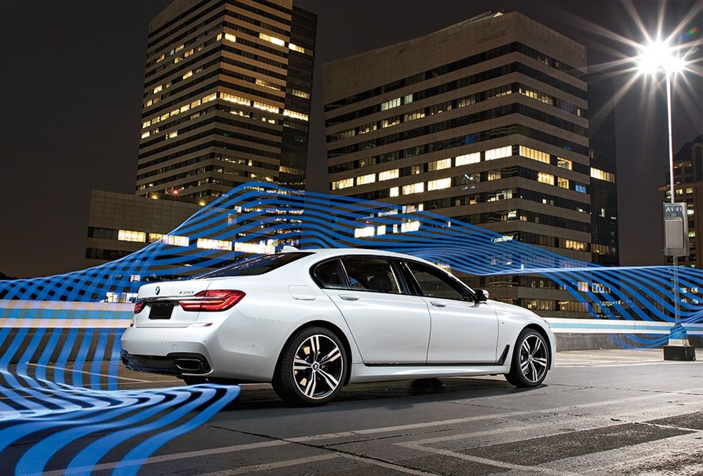 Manutenção e seguro personalizados Modelos BMW e parte da linha Mercedes já contam no Brasil com o recurso da manutenção baseada nas condições de uso dos carros. Independentemente de um prazo, o sistema monitora peças, lubrificante e fluidos e avisa com antecedência quando a manutenção começa a se fazer necessária. O estilo de direção identificado por sensores também pode passar a definir o valor de seguro: "Já fizemos protótipos para seguradoras, que poderiam oferecer seguro com preço diferenciado para o motorista cuidadoso", diz Marco Lauria, vice-presidente de soluções cognitivas da IBM. Por isso, não foram indicados os valores de revisões nesta reportagem. (Foto: Marcos Camargo) — Foto: Auto Esporte