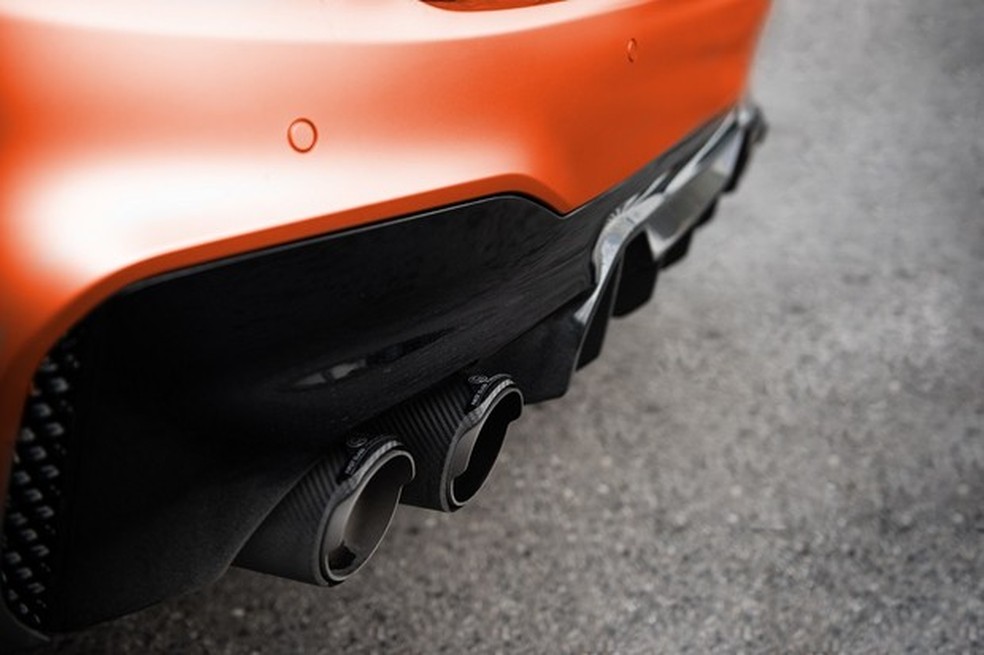 O escapamento é de titânio com ponteiras de fibra de carbono (Foto: Divulgação) — Foto: Auto Esporte