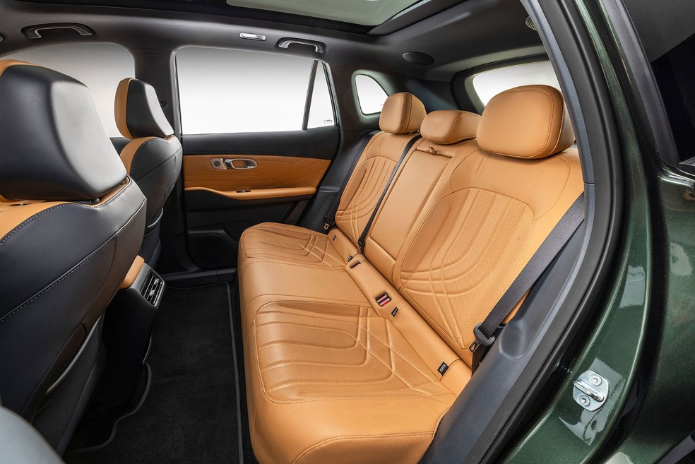 Geely EX5 EM-i oferece conforto para os passageiros da seguda fileira com seus 2,75 metros de entre-eixos — Foto: Divulgação