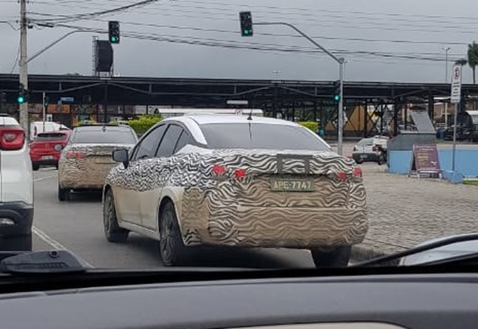Novo Versa flagrado próximo à fábrica da Nissan, em São José dos Pinhais (PR) — Foto: Felipe Hreisemnou/G1