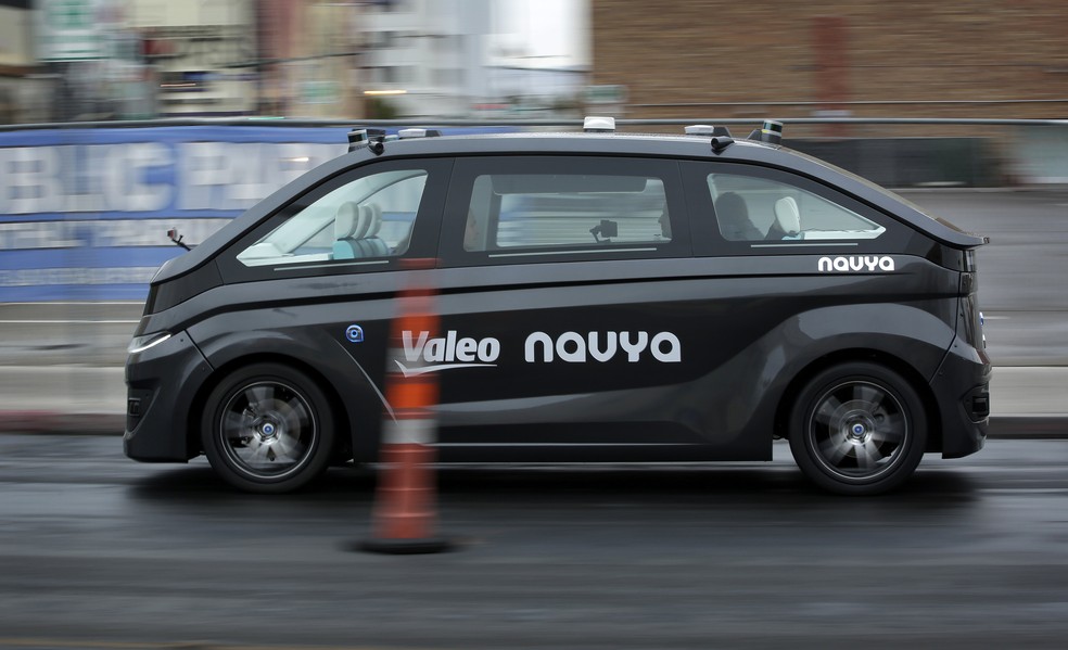 Carro autônomo da Navya anda sozinho em Las Vegas — Foto: AP Photo/John Locher