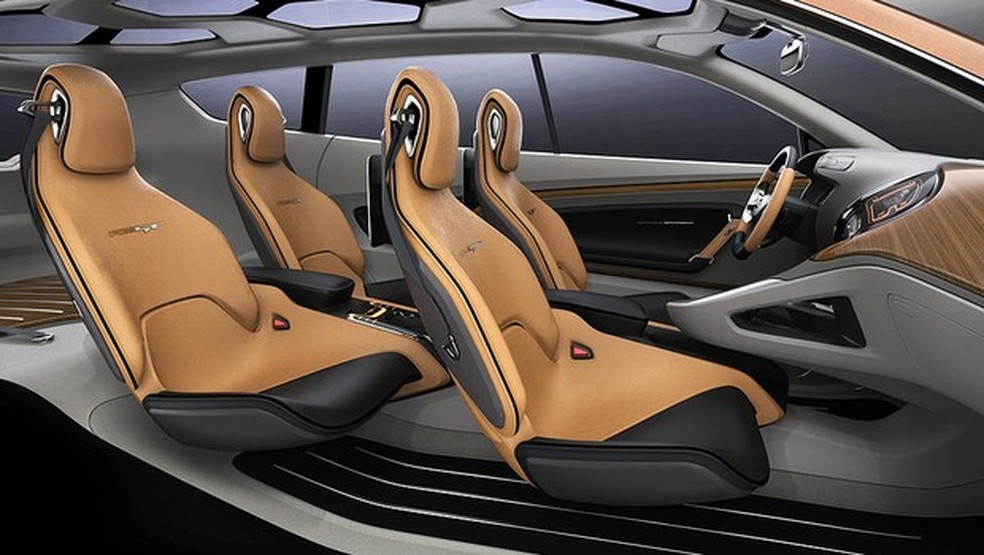 Interior do Kia Cross GT tem acabamento que imita madeira, monitor central e lugar apenas para quatro (Foto: Divulgação) — Foto: Auto Esporte