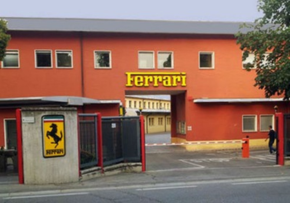 Portão da fábrica da Ferrari, em Maranello (Foto: Divulgação) — Foto: Auto Esporte