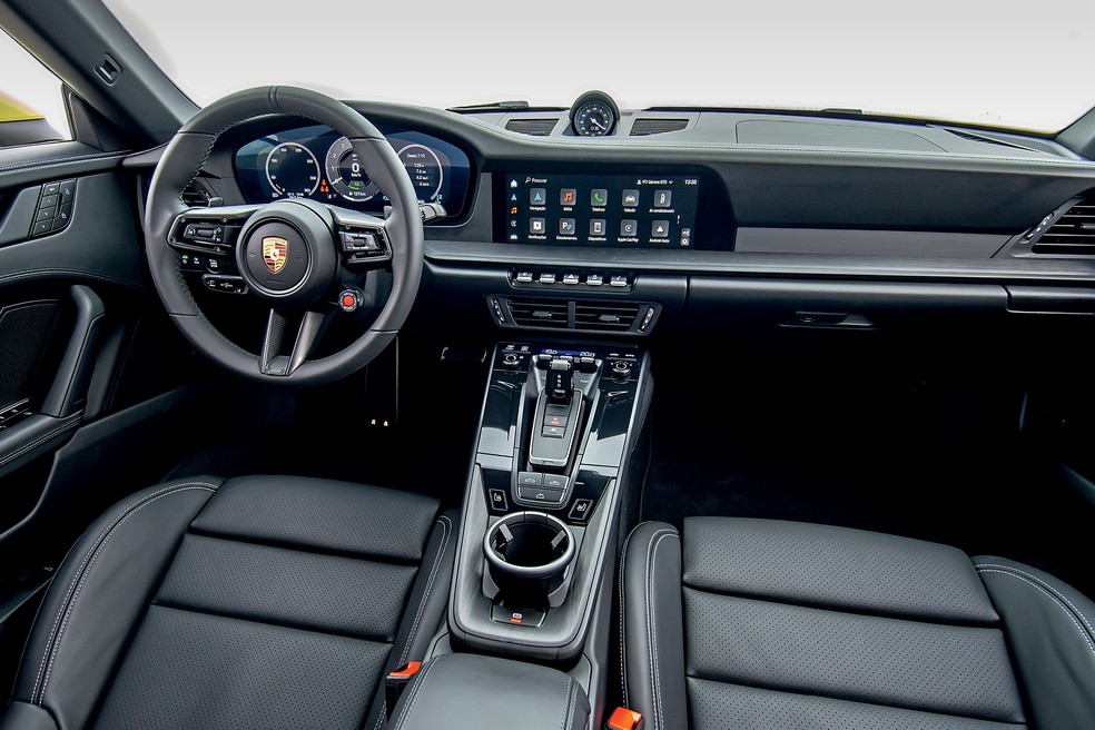 Quem compra um Porsche 911 GTS não pode esperar muito da central multimídia "simples" — Foto: Divulgação