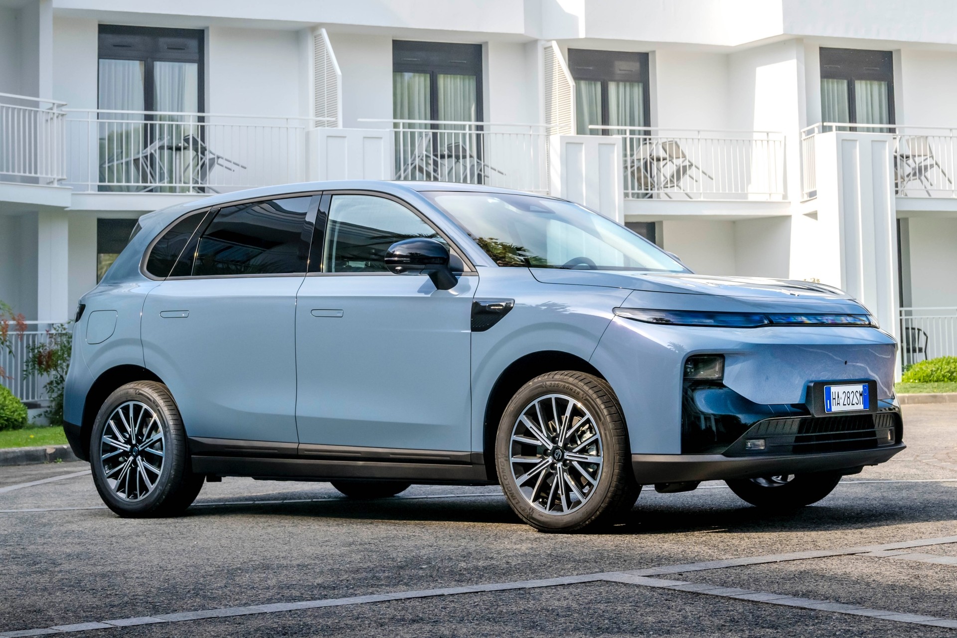 Leapmotor B10 ganha versão híbrida com truque elétrico que pode vir ao Brasil