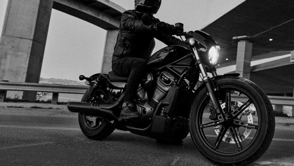 Harley-Davidson Nightster é totalmente preta e tem motor atrelado ao chassi — Foto: Divulgação