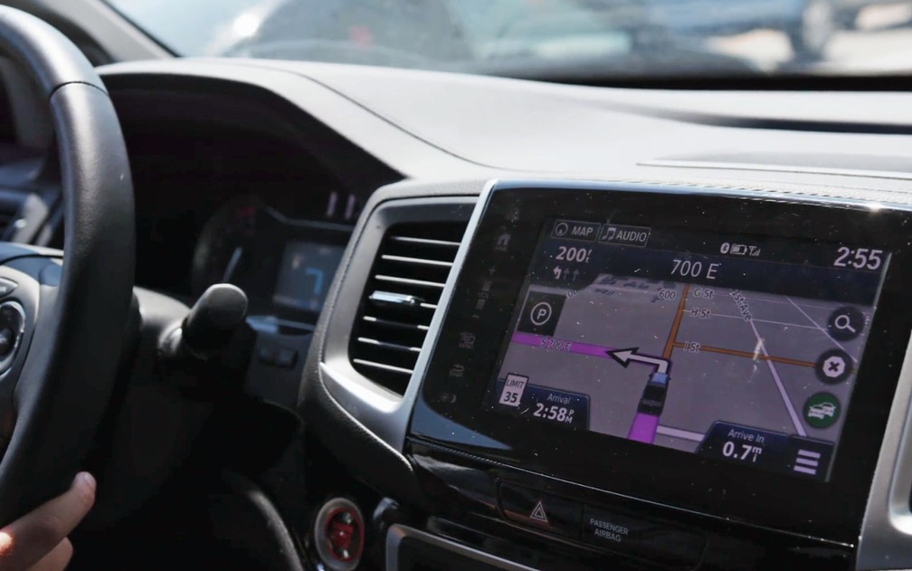 Sistema de navegação é o que mais distrai os motoristas, diz estudo — Foto: Divulgação AAA