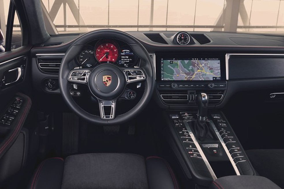 Interior tem couro Alcantara e detalhes de alumínio  (Foto: Divulgação) — Foto: Auto Esporte