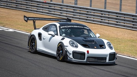Este Porsche 911 custa quase R$ 3 milhões, não pode andar na rua e tem apenas duas unidades no Brasil
