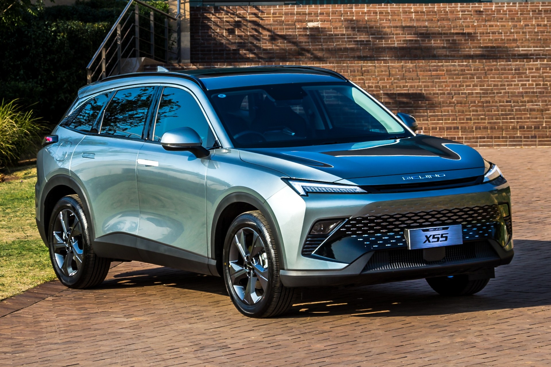 Baic X55, rival do Corolla Cross, será o 1º híbrido flex da marca no Brasil