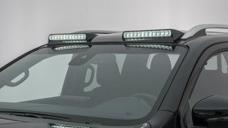 O teto da picape também ganhou faróis de LED