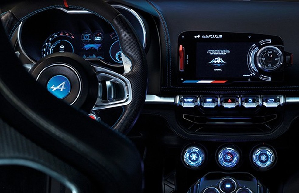 O painel digital incorpora várias funções voltadas ao mundo das pistas (Foto: Divulgação) — Foto: Auto Esporte