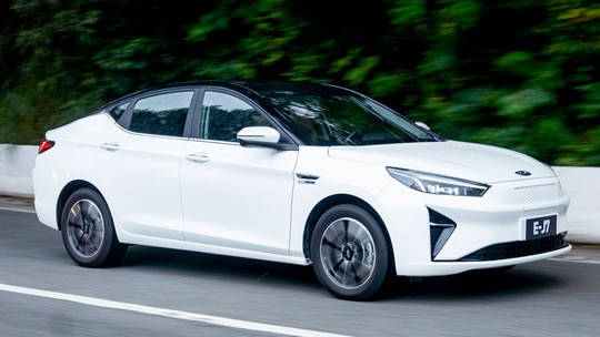 Teste rápido: JAC E-J7 é sedã elétrico feito com a Volkswagen e que acelera mais que BMW