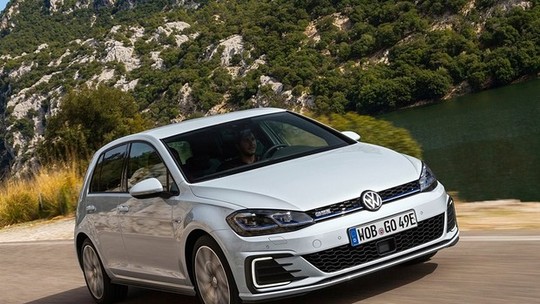 Volkswagen Golf terá versões híbrida e elétrica no Brasil