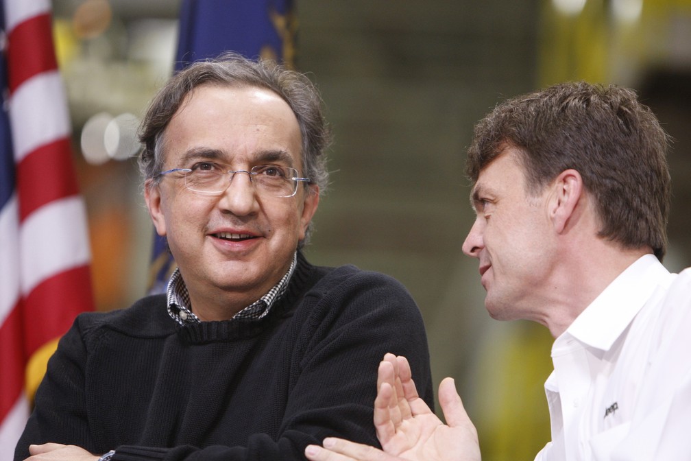 Em foto de 2010, Sergio Marchionne e Mike Manley. Troca de CEO acontece por problemas de saúde de Marchionne — Foto: Carlos Osorio/AP