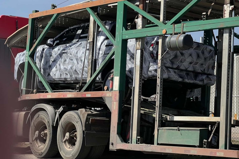 Nova picape já é transportada com destino ao Brasil para testes — Foto: Reprodução/Motor1 Argentina