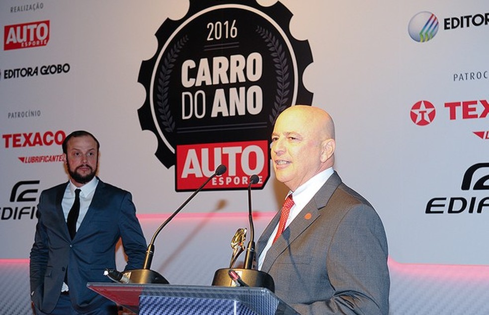 Cesar Bergamo, diretor de negócios multiplataforma da Editora 3PWEB, entrega o prêmio a José Loureiro, gerente executivo da Volkswagen (Foto: Fotógrafo: Rafael Jota) — Foto: Auto Esporte