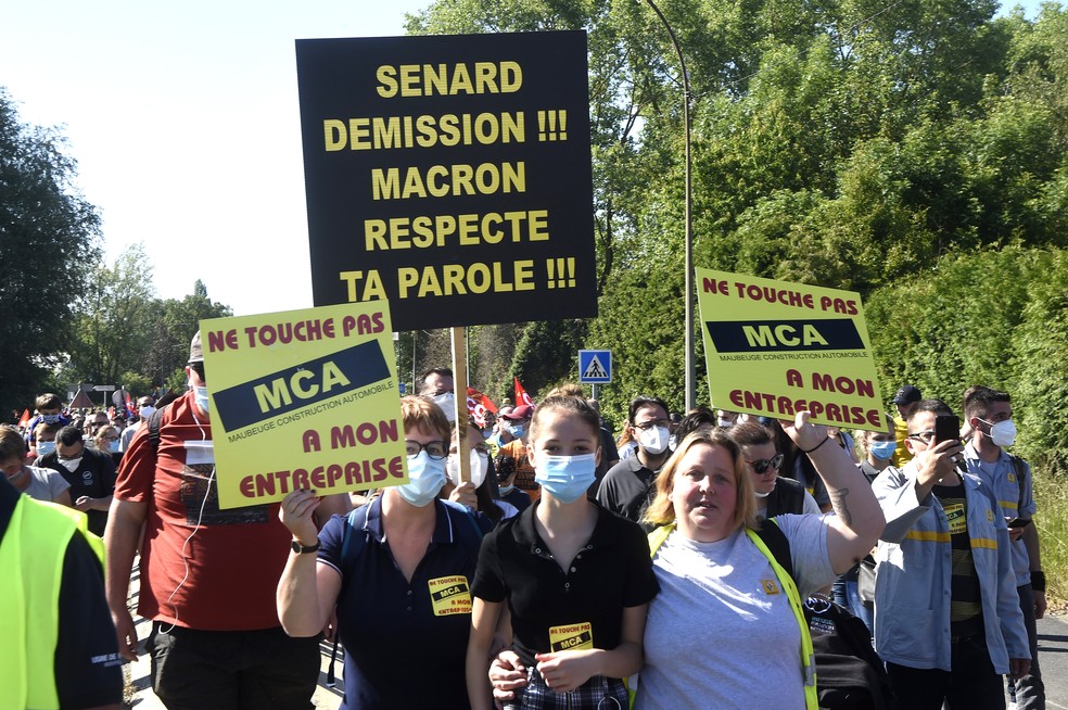 Cartaz com os dizeres "renúncia de Senard, Macron mantenha sua palavra", durante protesto neste sábado (30) contra a demissão de funcionários da Renault na França — Foto: FRANCOIS /AFP
