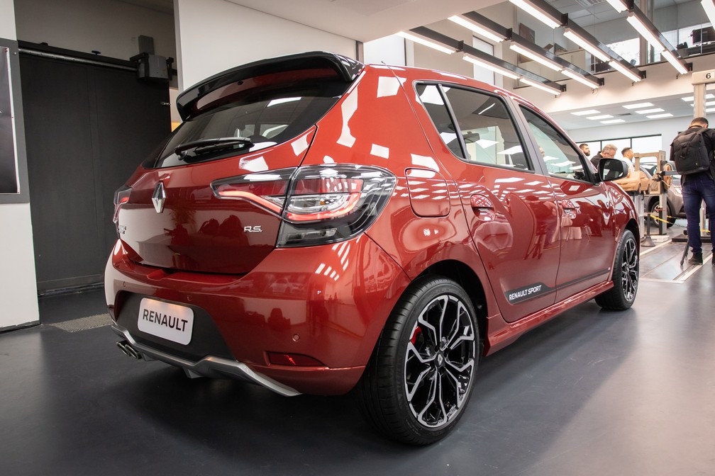 Sandero R.S. ganha rodas diamantadas, faixas laterais e nova opção de cor vermelha para a carroceria. — Foto: Celso Tavares/G1