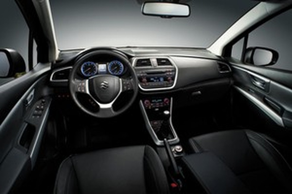 SInterior do novo Suzuki SX4 — Foto: Auto Esporte