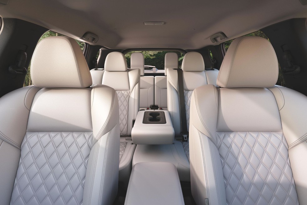 Mitsubishi Outlander PHEV 2026 HPE-S mostra interior com acabamento em tom mais claro; segunda fileira oferece bancos aquecidos — Foto: Divulgação