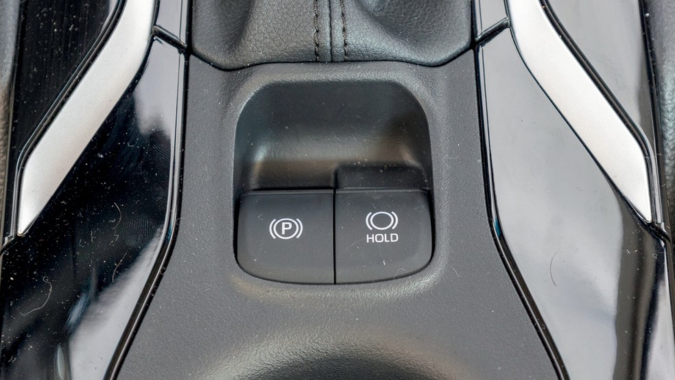 Desde a linha 2025 o Corolla Cross oferece freio de estacionamento eletrônico — Foto: Renato Durães/Auto News Brasil