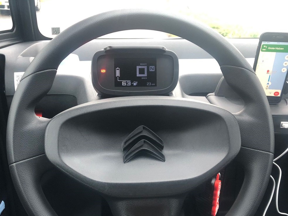 Painel de instrumentos digital mostra velocidade, status do câmbio e nível da bateria — Foto: Thais Villaça/Auto News Brasil