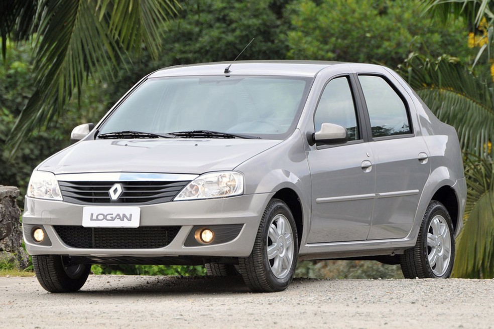 Renault Logan tentou revolucionar ao oferecer câmbio automático, mas... — Foto: Divulgação
