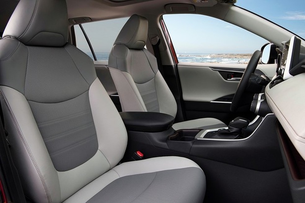 Bancos envolventes tem acabamento bicolor (Foto: Divulgação) — Foto: Auto Esporte
