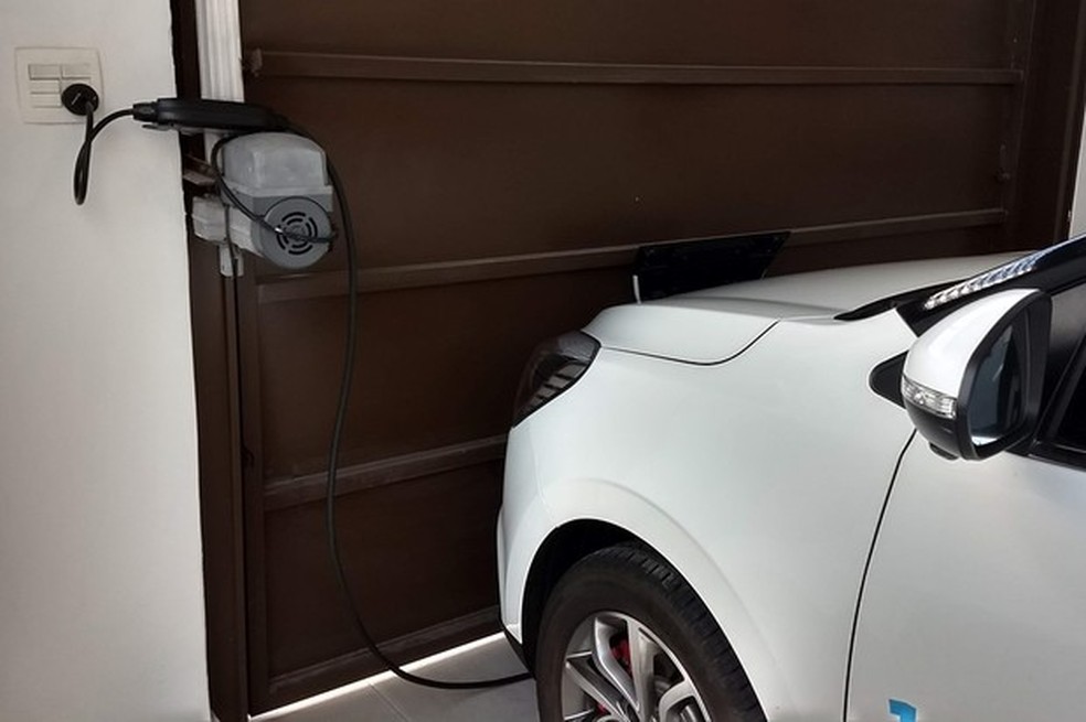 Veículos elétricos podem ser recarregados em tomadas domésticas, mas processo pode demorar até dois dias em alguns modelos (Foto: Rodrigo Ribeiro) — Foto: Auto Esporte