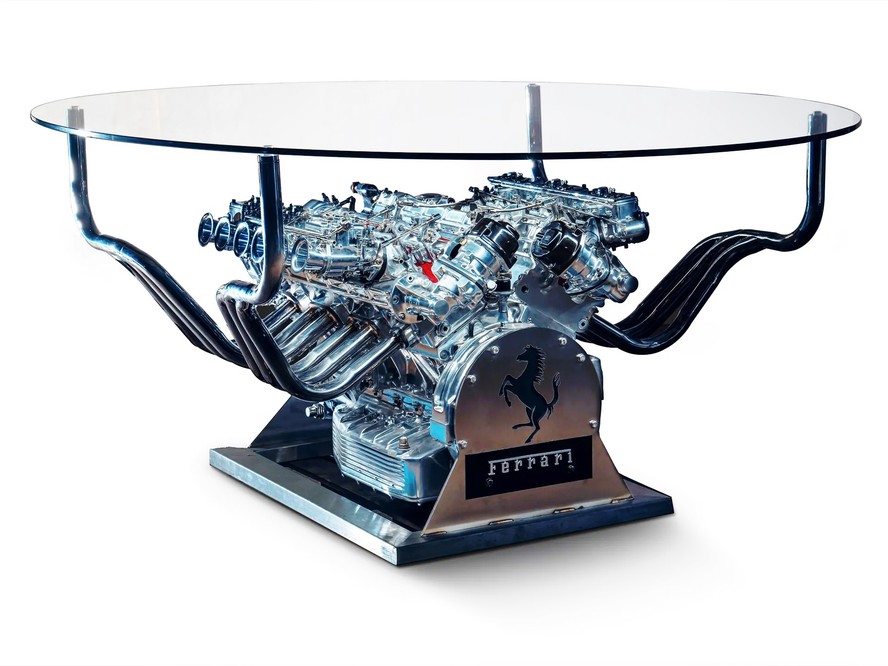 Mesa com motor V12 da Ferrari