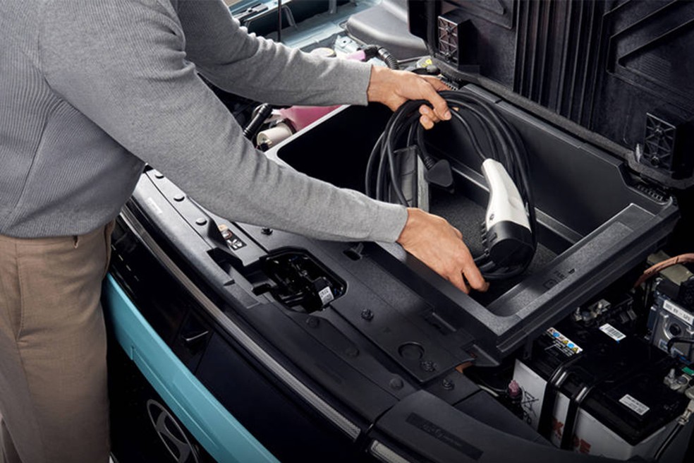 Sem motor a combustão, cofre do Creta elétrico vira um pequeno compartimento de cargas — Foto: Divulgação/Hyundai
